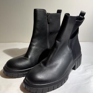 Like new Blondo Black Ankle Booties women’s 8.5